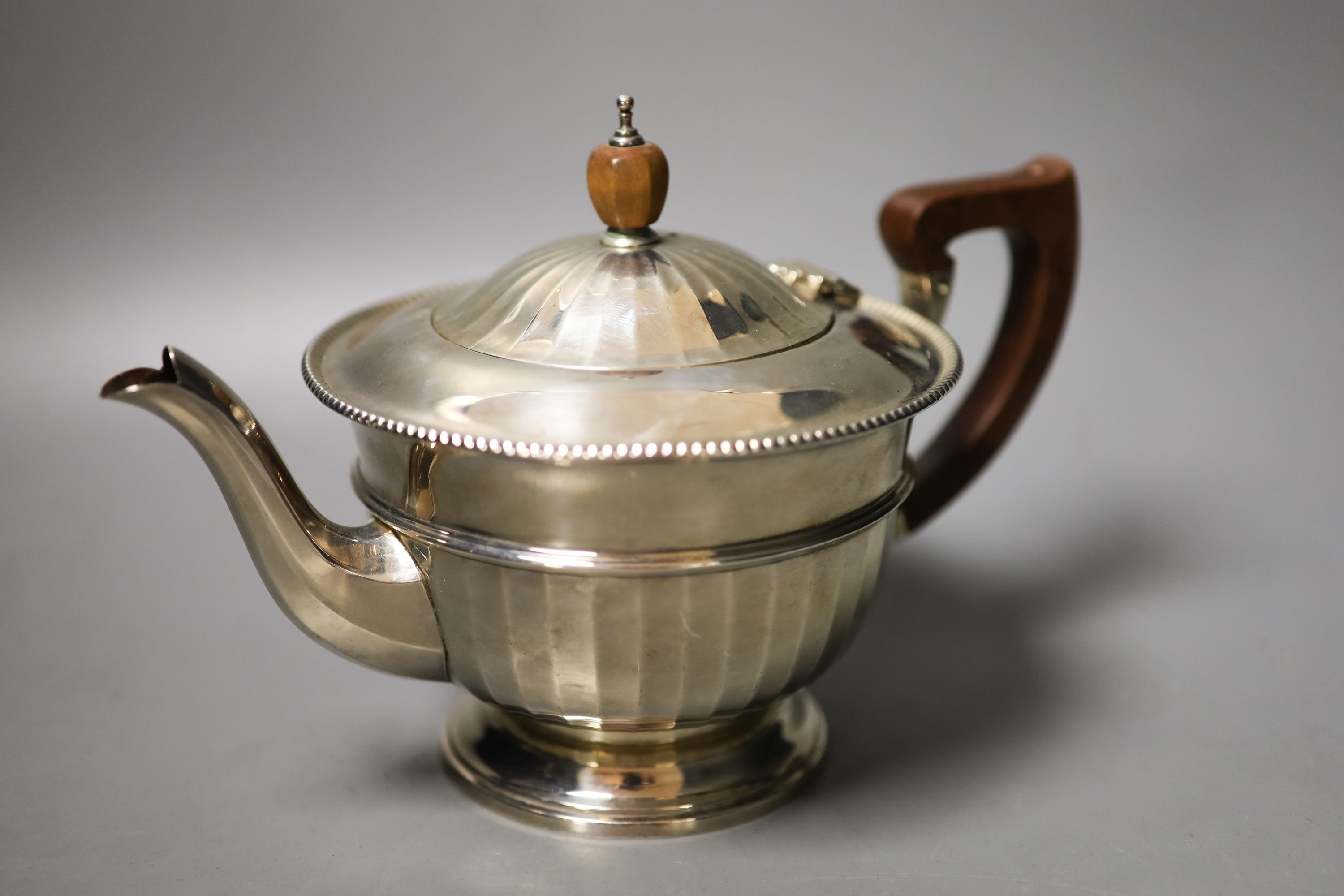 A George V silver circular three piece tea set, Birmingham, 1931/2, gross weight 18.5oz.